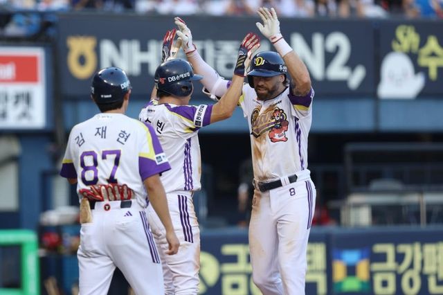 홈런 친 뒤 하이파이브 하는 케이브(오른쪽)