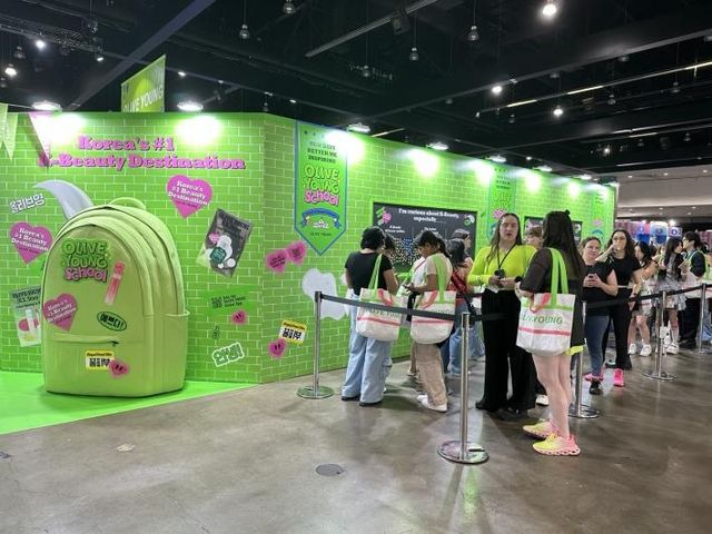 LA 케이콘 행사장에서 CJ올리브영 부스 앞에 대기 중인 방문객들 