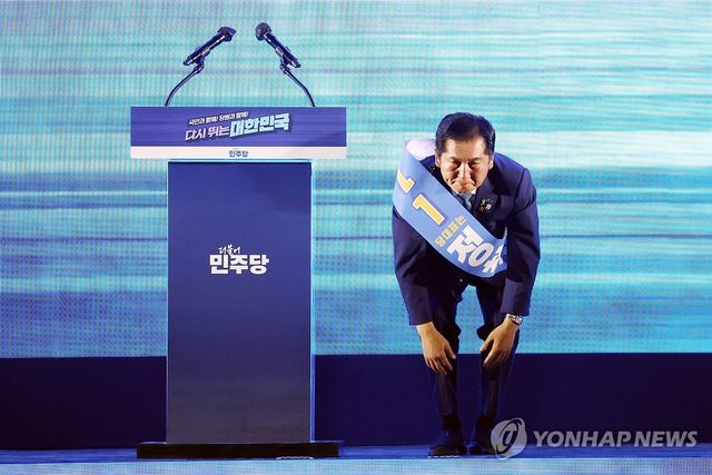 큰절하는 정청래 당대표 후보