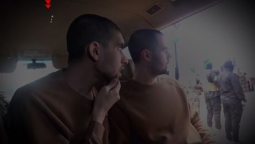 지난 2월 22일 에비아타르 다비드가 다른 인질 석방 행사를 지켜보는 모습