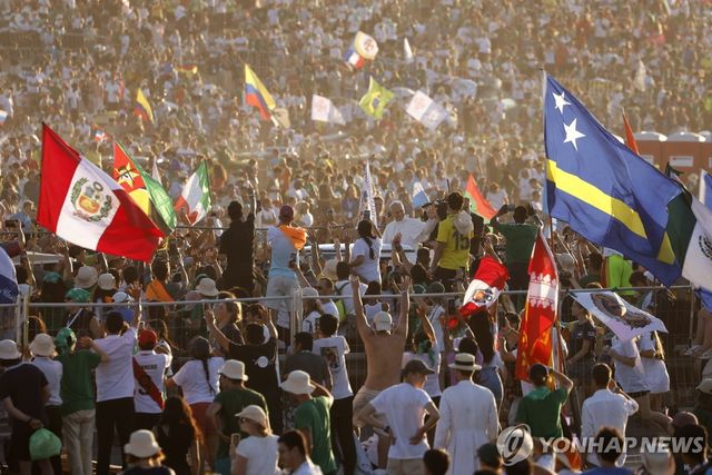 전세계에서 몰려든 청년들에게 인사하는 교황