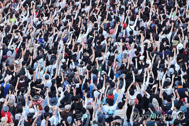 폭염 속 록 즐기는 관객들