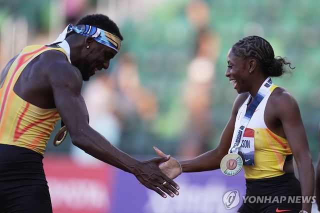육상 100ｍ 미국 챔피언의 악수