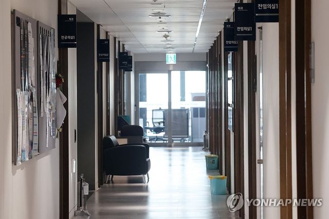 서울 시내의 한 대학병원에 불꺼진 전공의실 복도