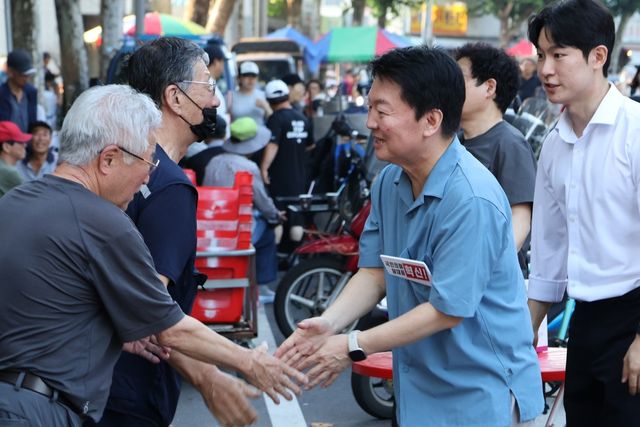 대구 달성공원 새벽시장을 찾은 안철수 의원