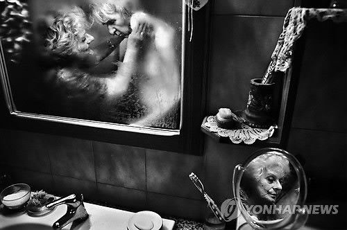 알츠하이머 치매에 걸린 남편을 돌보는 아내 