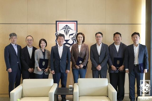 대한축구협회 정몽규 회장(왼쪽에서 네 번째)과 국제위원회 구성원들.