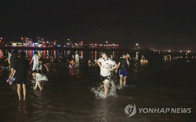 열대야 식히는 야간 해수욕장(제주시 이호해수욕장)