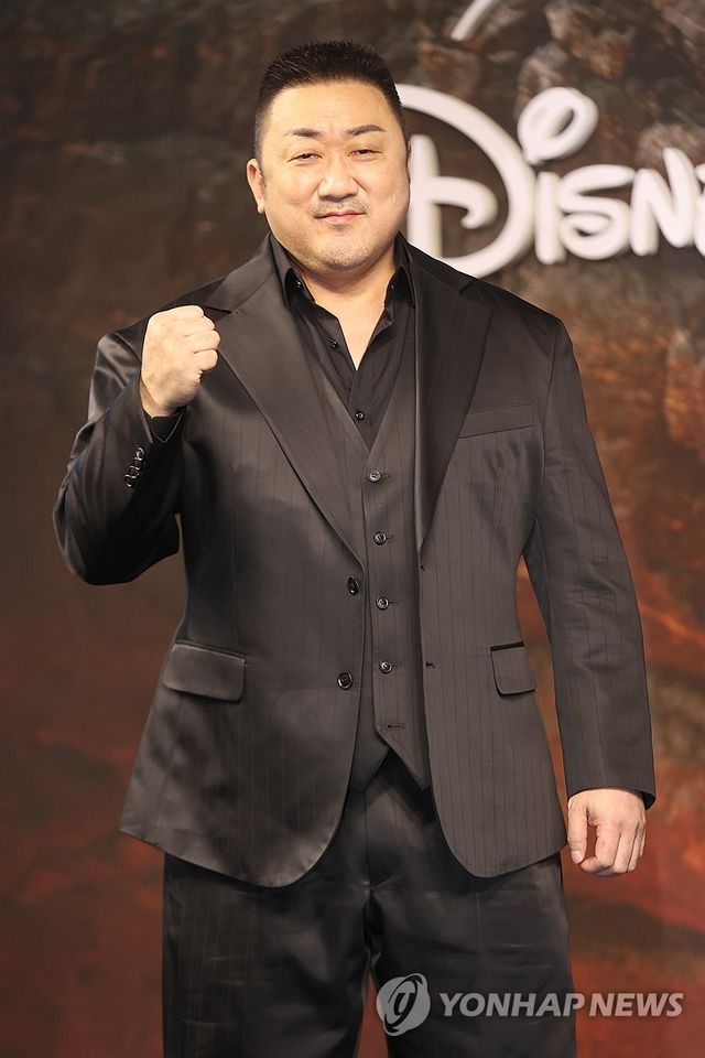 포즈 취하는 마동석