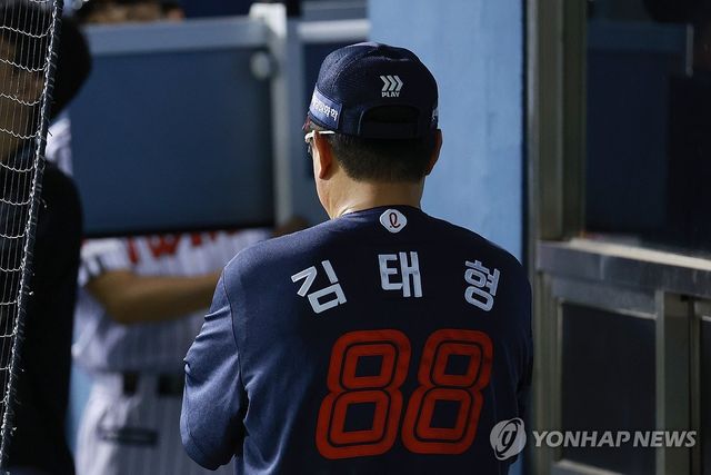 경기장 빠져나가는 김태형 감독