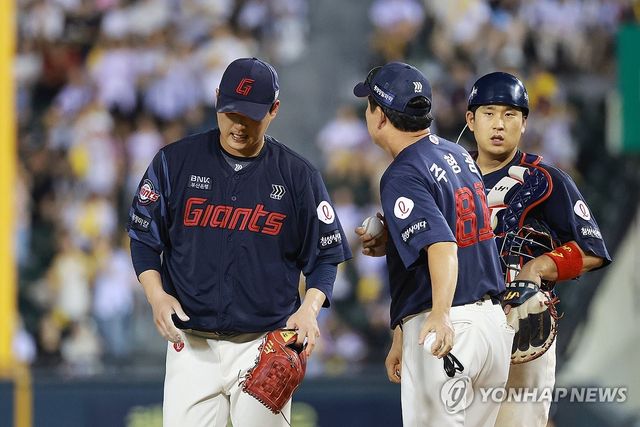 6회말 아웃카운트 하나 남기고 교체되는 나균안