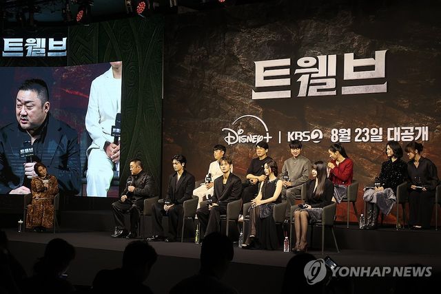 질문에 답하는 마동석