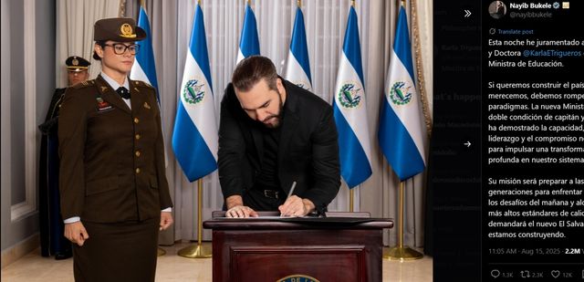 신임 교육부 장관에 장교 임명하는 부켈레 엘살바도르 대통령