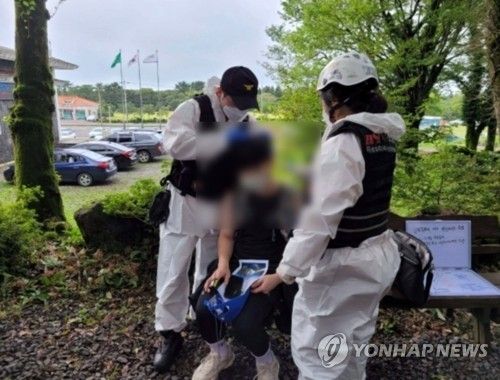 말벌에 쏘여 치료받는 등반객