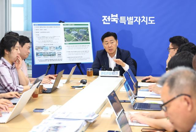 브리핑하는 김관영(가운데) 전북특별자치도지사