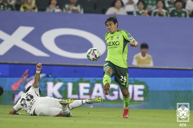 전북-강원의 경기 장면.