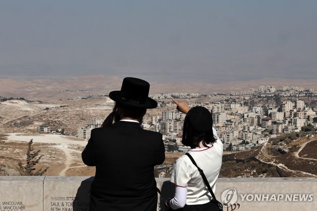 요르단강 서안 E1 부근 말레아두민 정착촌 내려다보는 이스라엘 유대인들