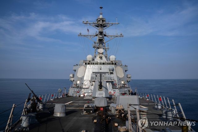 베네수엘라에 배치되는 미국 구축함 USS 그레이블리