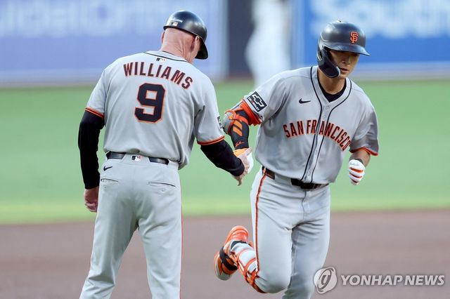 홈런을 때리고 베이스를 도는 이정후