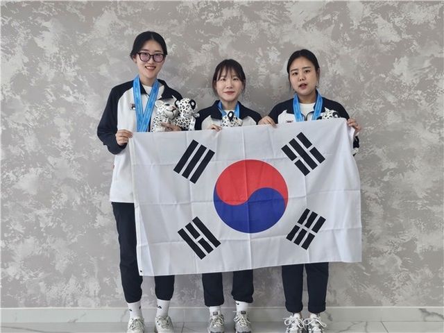 공기권총 단체전 은메달을 합작한 양지인, 유현영, 김보미(왼쪽부터)