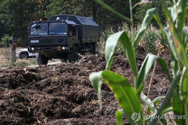 드론 떨어진 폴란드 옥수수밭