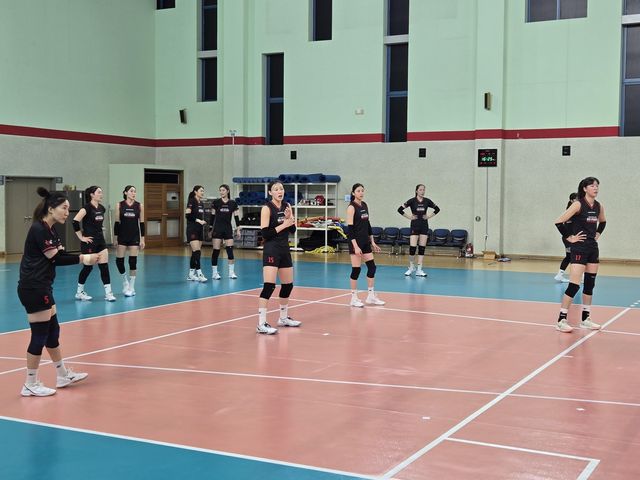 훈련 중인 이선우(중앙)와 정호영(맨 오른쪽) 등 정관장 선수들