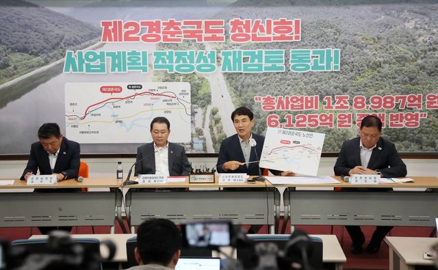 기자회견하는 김진태 도지사