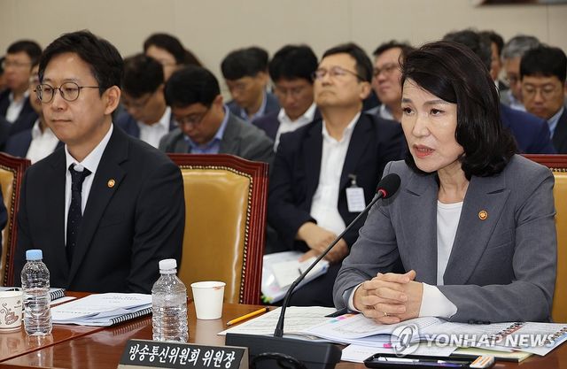 답변하는 이진숙 방송통신위원장