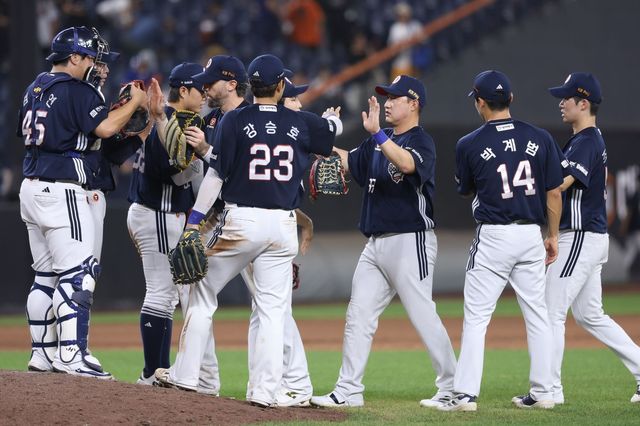 20일 한화를 꺾고 승리를 자축하는 두산 선수들. 