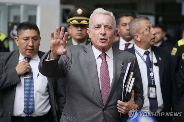 지난 2월 법원 나서는 알바로 우리베 콜롬비아 전 대통령