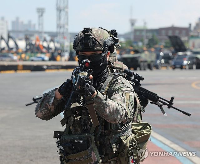 울산항 통합방호훈련서 경계하는 군