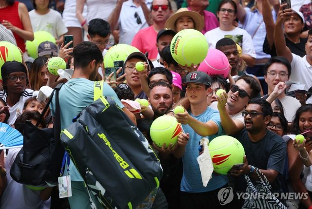 알카라스 사인 받으려 몰려든 팬들