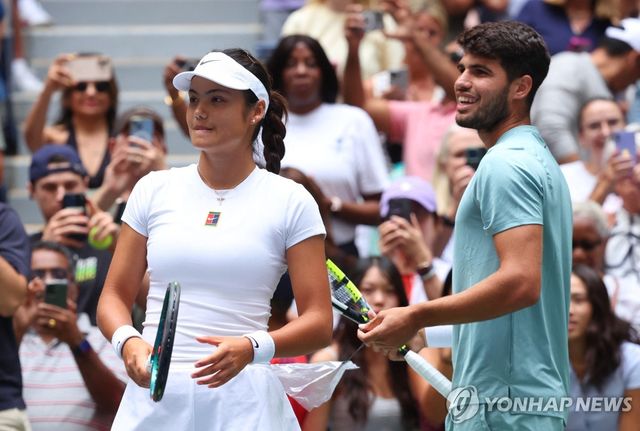 '즐겁게' 혼합복식 경기에 임하는 라두카누와 알카라스