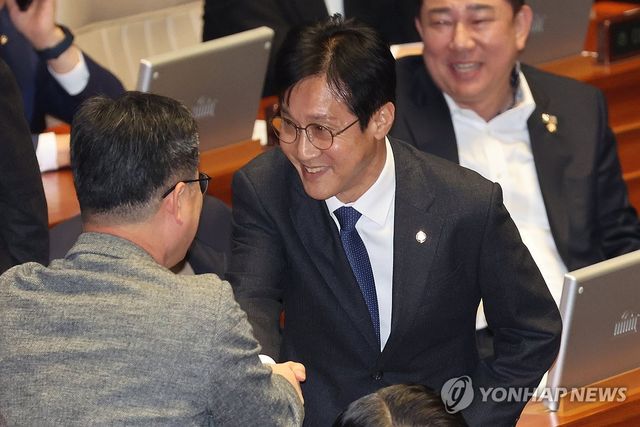 악수하는 신영대 의원