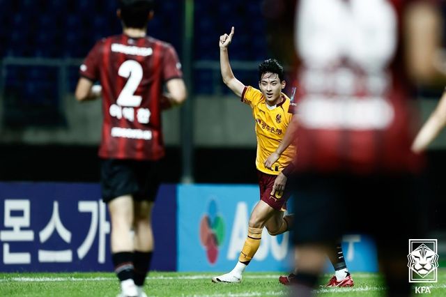 부천을 상대로 선제 결승골을 터트린 광주 정지훈의 세리머니 모습.