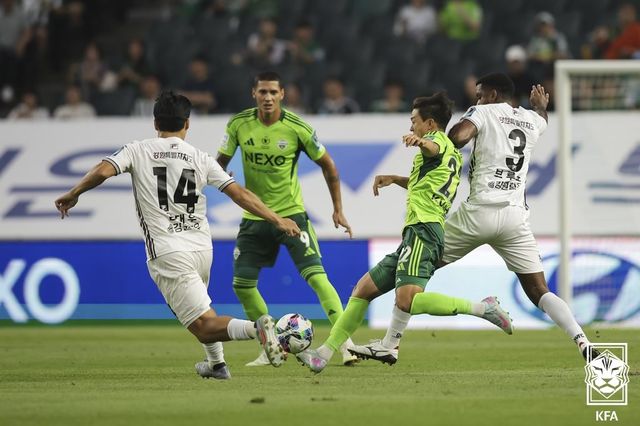 전북과 강원의 코리아컵 준결승 1차전 경기 모습.