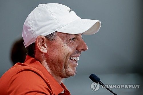 기자회견 하는 로리 매킬로이.