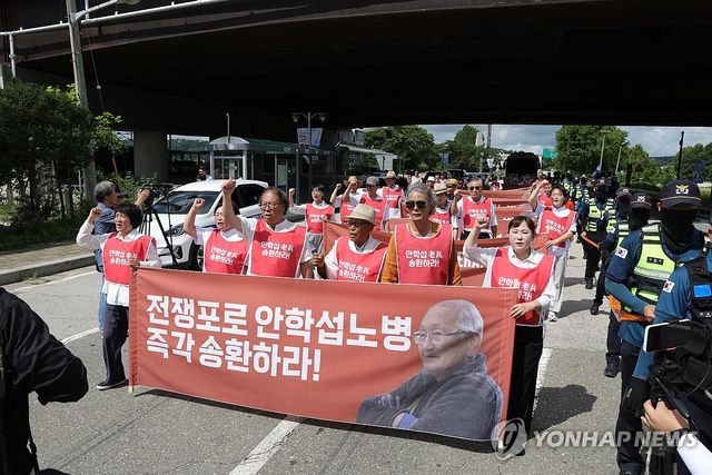 통일대교로 행진하는 안학섭 송환추진단