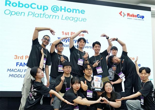 로보컵 2025 홈서비스 부문에서 우승한 부산대 로봇팀 타이디보이