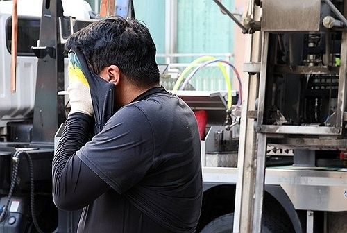 땀 닦는 근로자