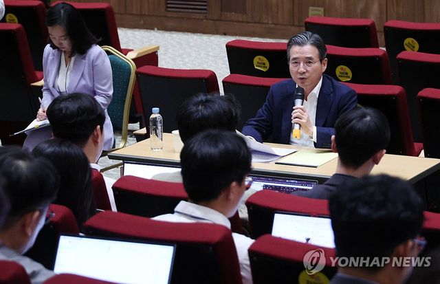 기자간담회하는 김용범 정책실장