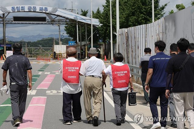 통일대교 도착한 비전향장기수 안학섭