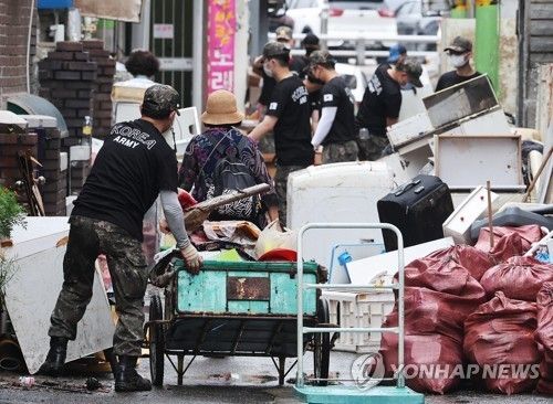 로카티 입고 수해 복구 작업 하는 군 장병들