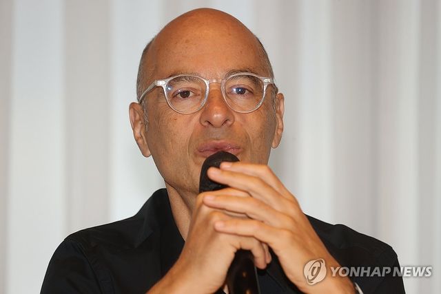 신작 소개하는 베르나르 베르베르