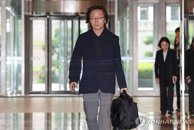 출근하는 주병기 공정거래위원장 후보자