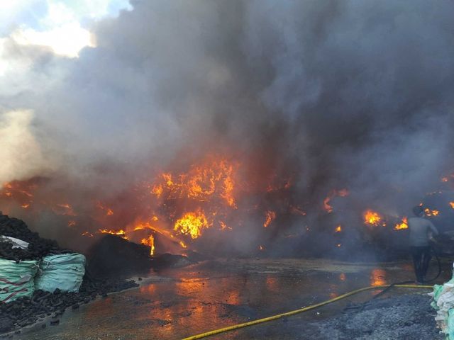 강릉 폐목재 야적장 불