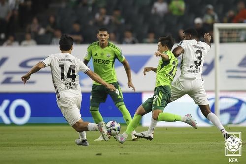 전북과 강원의 코리아컵 준결승 1차전 경기 모습.