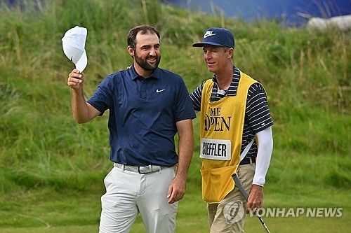 디오픈 우승 때 캐디 스콧과 셰플러.