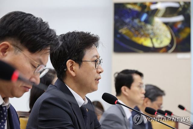 의원질의에 답변하는 배경훈 장관