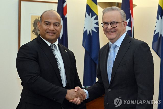 앨버니지 호주 총리와 아데앙 나우루 대통령